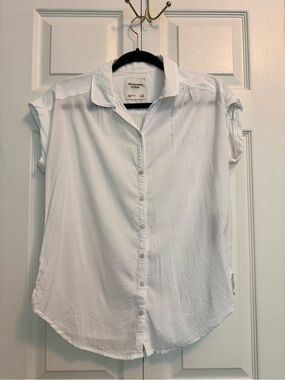 Abercrombie & Fitch White Button-Front Cap Sleeve Blouse
